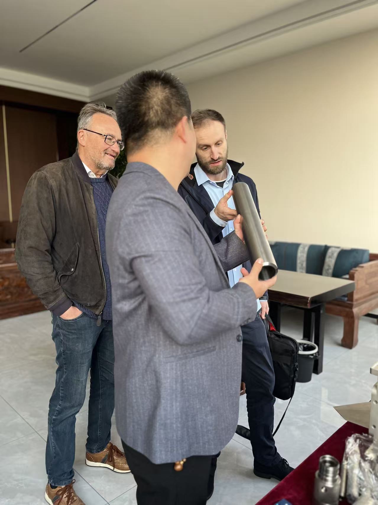 Εκπληκτική επιτυχία! Οι Γερμανοί πελάτες κάνουν check in στην εταιρεία μας, προωθώντας την ρεαλιστική συνεργασία προς τα εμπρός.